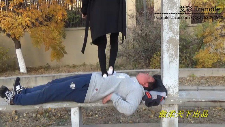 傲柔女王野外铁轨狗奴舔食视频，20分钟1280×720MP4格式