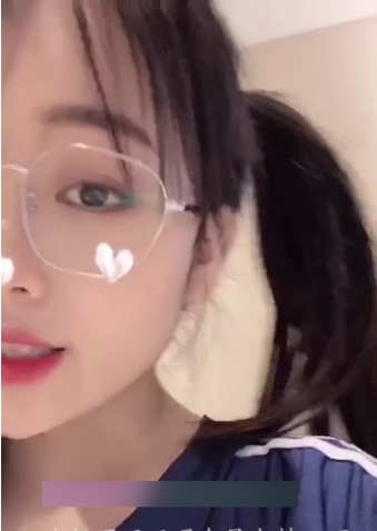 高颜值主播小熙学生体C服
