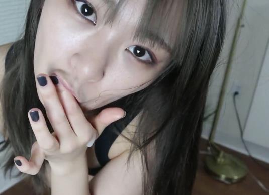 网红安雪儿视频资源:表情游戏棒棒糖手盘核桃小舌头吐云吐雾,收藏必备