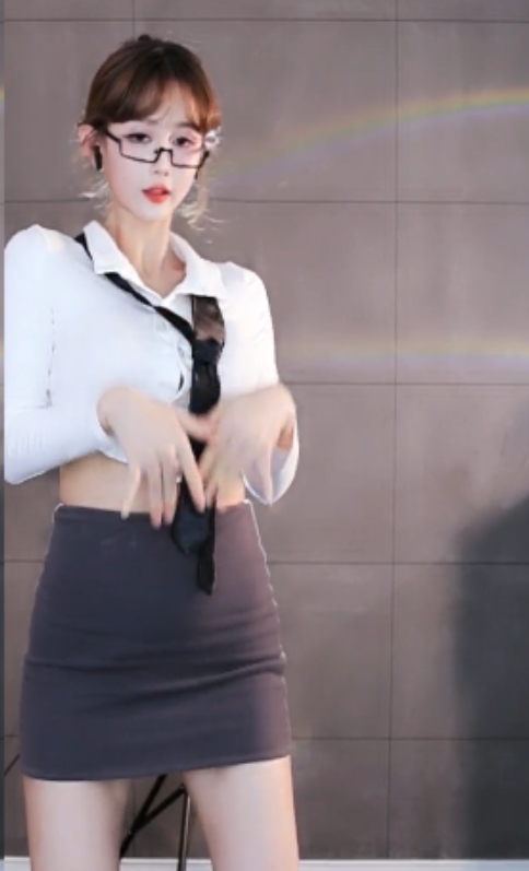 网易CC主播乔巴音热舞视频集锦：翘臀超短热裤魅力无限，CC直播粉丝围观不停！