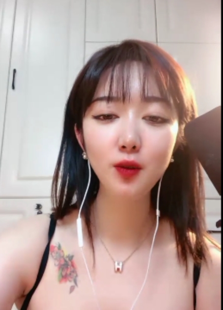 你感受到她的温柔和美丽。如果你需要一种解压的方式，不妨收藏一些萌奶大美的视频，让她的声音成为你生活中的一抹亮色。