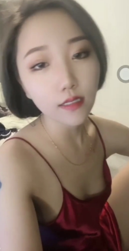 《疯狂抖音》外篇:高颜值美女主播直播秀《抖音擦边10》,视频大小471V,永久链接畅享视觉盛宴