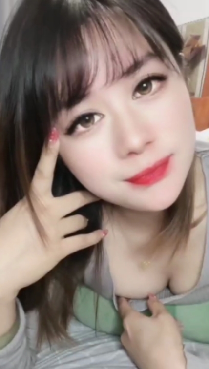 《疯狂抖音》外篇:高颜值美女主播直播秀《抖音擦边10》,视频大小471V,永久链接畅享视觉盛宴