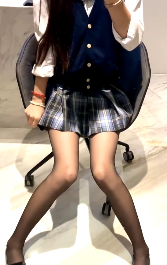 高颜值女大学生小蓝鸟反差户外自拍大放送!1651张图+441个视频