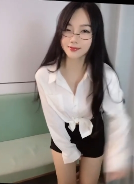 可爱女神麻辣球球11部视频大合集,展现独特魅力与粉嫩肌肤,附赠2张精彩照片,老司机风范引人瞩目!