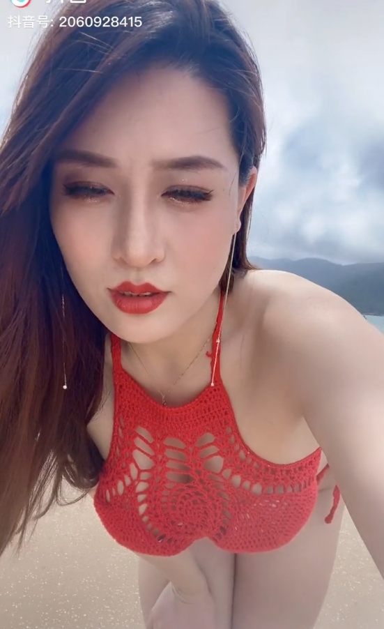 了自己的生活态度和对世界的独特见解,让观众们感受到了一种沉浸式的体验。如果你也是初瑞雪的粉丝,不妨收藏一些她的作品,感受她带来的快乐和温暖吧!