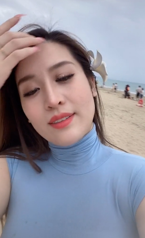 了自己的生活态度和对世界的独特见解,让观众们感受到了一种沉浸式的体验。如果你也是初瑞雪的粉丝,不妨收藏一些她的作品,感受她带来的快乐和温暖吧!