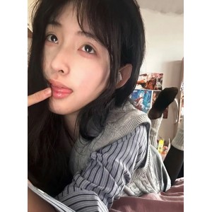 台上被广泛传播，吸引了更多观众的关注。张人以其独特的魅力和内容吸引了众多粉丝的收藏和关注，成为了抖音平台上的一颗耀眼的明星。