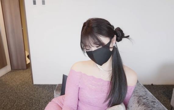 娜娜nana超火新作钱债R偿1V3.2G，黑丝美腿桌下较量