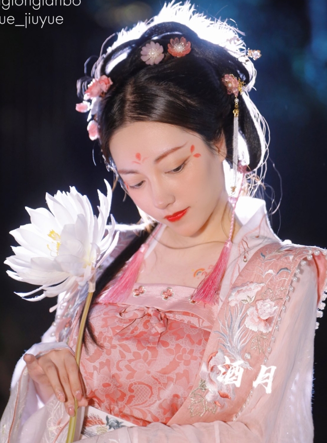 酒月隐密尺度私拍20V@网传201M合集波涛翻天