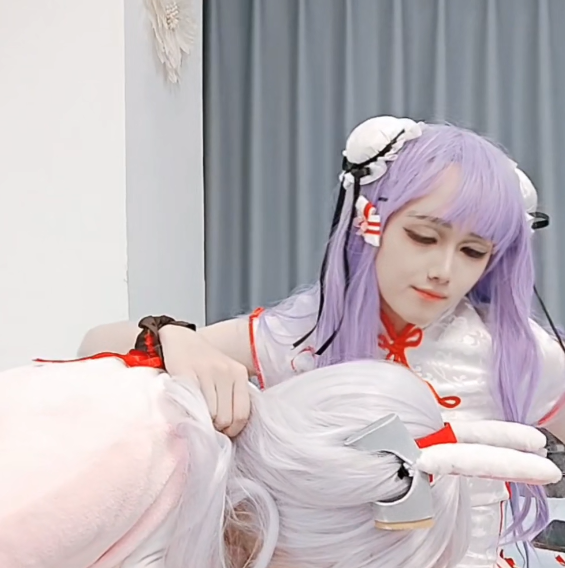 推特怡宝伪娘TS玩铁1V810MB超带感