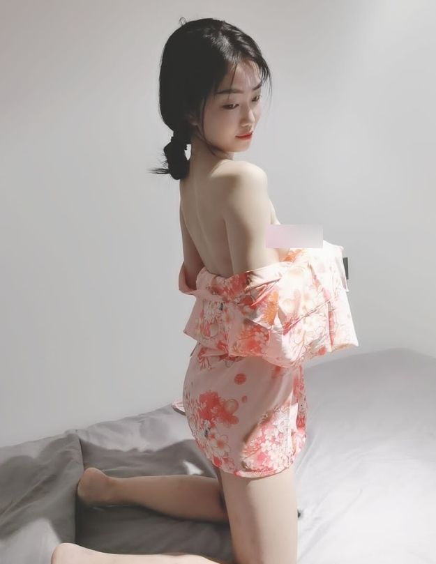 INS李子玥同居生活视频16部2.58G绝版