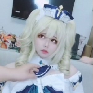 小舞酱伪娘推特芭芭拉COS三人视频1部1.17G太过妩媚