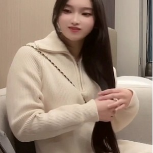 水润蜜桃臀学妹私人约会1V501M太劲爆